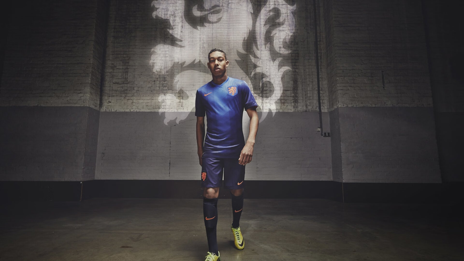 _户外足球场:绿色空间中的运动新体验_,室外足球场标准尺寸